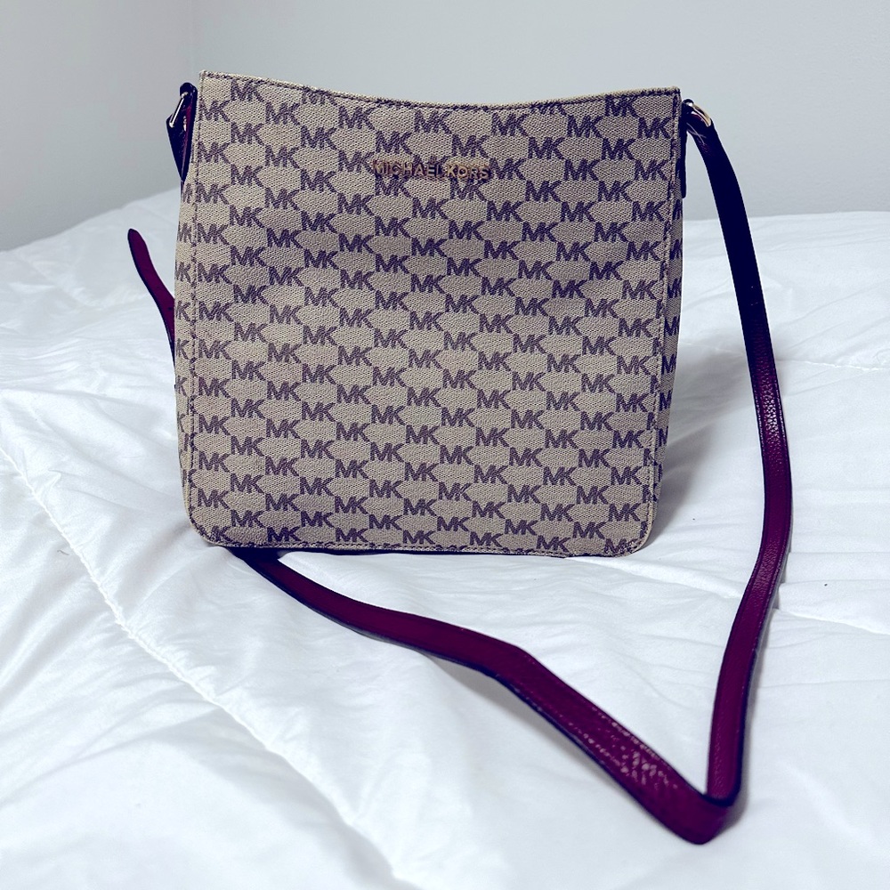 Michael Kors -Jet Set travel Large Messenger bag. In really good condition.